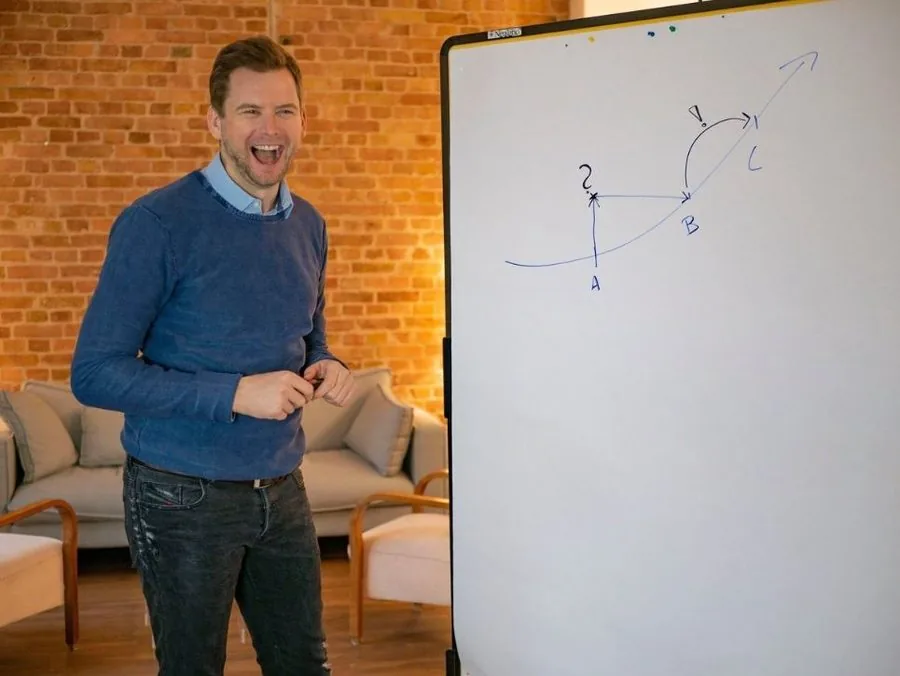 Johannes v. Richthofen erklärt ein Muster am Flipchart